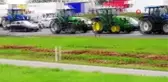 Hollandalı çiftçilerden protestoÇiftçiler traktörlerle yolu kapattı