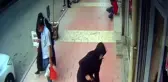 Kaldırımda silahlı saldırıya uğradı, o anlar güvenlik kameralarına yansıdı