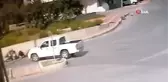 Kasksız motosikletli gençlerin ölümden döndüğü anlar kamerada