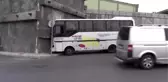 Başakşehir'de servis minibüsü duvara çarptı