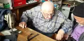 90 yaşındaki çınar terzilik mesleğini sürdürmeye çalışıyor