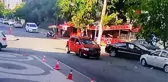 Kontrolsüz kavşakta 3 araçlı zincirleme kaza kamerada: 1 yaralı