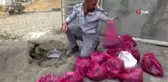 Poşetlere doldurduğu kumla kışa karşı önlem alıyor