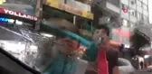Cam silerken karşılarına çıkan çocuğa unutulmaz bir an yaşattılar