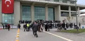 Emine Bulut'un davasında, öldürülen kadının yakınları sanığa saldırı girişiminde bulundu