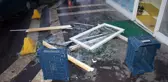 Kaldırımda yürürken üzerine cam düştü