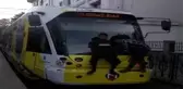 Tramvaya asılan çocuklar yürekleri ağızlara getirdi