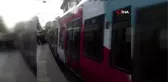 Tramvaya asılan çocukların tehlikeli yolculuğu yürekleri ağza getirdi