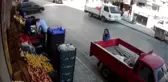 Esnafın dikkati çocuğu kamyonetin altında kalmaktan kurtardı