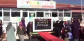 Anneleri ile sahneye çıkıp yöresel kıyafetleri sergilediler