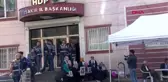 Diyarbakır hdp önünde oturan baba bir fırsatını buldun mu kaç gel
