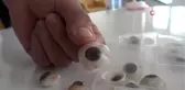 Gözlerini kaybedenler için protez göz yapıyor