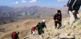 Ağrılı dağcılardan 3 bin 433 rakımda asker selamı