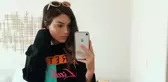 İki model, atış yapan sporcuyu şaşırtmak için göğüslerini açtı!