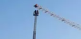 Bayrampaşa'da 100 metrelik vinçte intihar girişimi! Saatlerdir ikna edilmeye çalışılıyor