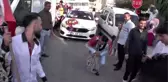 Damada görüşmemiş eziyet...1,5 tonluk gelin arabasını halatla çekti