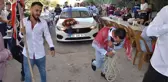 Damat, 1,5 tonluk gelin arabasını 100 metre çekerek baba evine götürdü