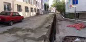 Görenler görmeyenlere engel oluyor...Engelli vatandaşın evinin önüne kazılan çukurlarla imtihanı