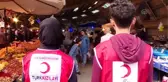 Lise öğrencileri yaşlıların pazar çantalarını taşıdı