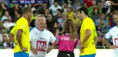 Öz çekim için sarı kart gösterdi