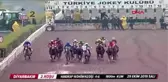 Spor jokey, birinciliğe koşan atın sırtından düştü