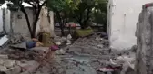 Yıktığı evinin duvarının altında kaldı