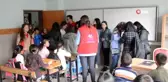 Gönüllü Gençler, köy okuluna 'Barış Pınarı' kütüphanesi kurdu