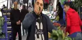 Pazarcılar çıkan haberlere çiğ ıspanak yiyerek tepki gösterdi