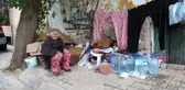 Kaldırımda yaşayan 81 yaşındaki kadın için kaymakam harekete geçti! Artık huzurevinde kalacak