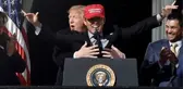 Trump'ın beyzbol oyuncusuna arkadan sarılması olay oldu