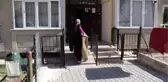 Mavi kapak toplayarak engellilere umut oluyor