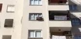 Pencerede asılı kalan çocuk ölümden döndü