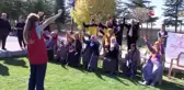 Yaşlılar ve gençler huzurevinde buluştu