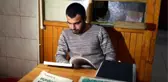 Hem tuvalet temizliyor hem de üniversite için ders çalışıyor