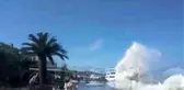Kıyıya vuran dalgalar nedeniyle vatandaşlar ölümden döndü: Tsunami zannettim