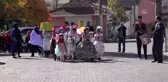 Atık malzemelerden hazırladıkları kostümlerle vatandaşları bilgilendirdiler