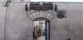 Ebru sanatıyla rengarenk kıyafetler tasarlıyor