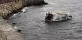 İzmir'de çöp kamyonu denize uçtu: 1 yaralı