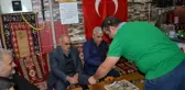 Malatya'daki çay ocağında çayın yanında şeker yerine kayısı ikram ediliyor