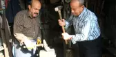 Demir döverek geçimlerini sağlıyorlar