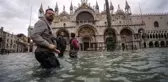 Venedik'te su seviyesi yeniden yükseldi, San Marco Meydanı kapatıldı