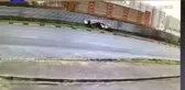 Yayalar ıslak yolda kayan aracın altında kalmaktan son anda kurtuldu
