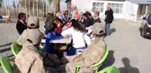 Asker üniformalı öğrencilerden şehit ailesine ziyaret