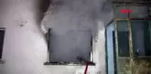 Düzce yangın çıkan evin önündeki korkan kediyi kucaklayarak sevdi