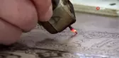 Ağacı yakarak sanat eserine dönüştürüyor