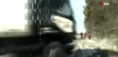 Devrilen kamyonun altında kalmaktan son anda kurtuldular