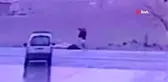 Kamyonetin dorse kapağı yoldaki kadına böyle çarptı