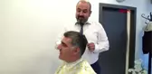 Tokat müşterilerini şarkı söyleyerek tıraş ediyor