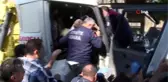 Baba oğul direğe çarpan çekicide sıkıştı, Can-Kur ekipleri zamanla yarıştı