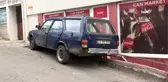 Otomobil merdiven trabzanlarını kırıp marketin camına çarptı